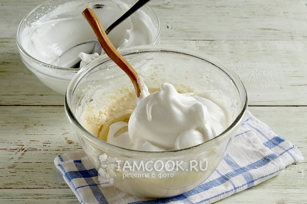 Ввести взбитые белки