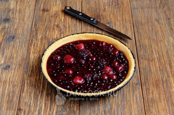 Положить на тесто ягоды