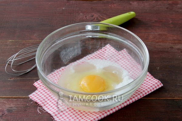 Соединить яйцо с сахаром