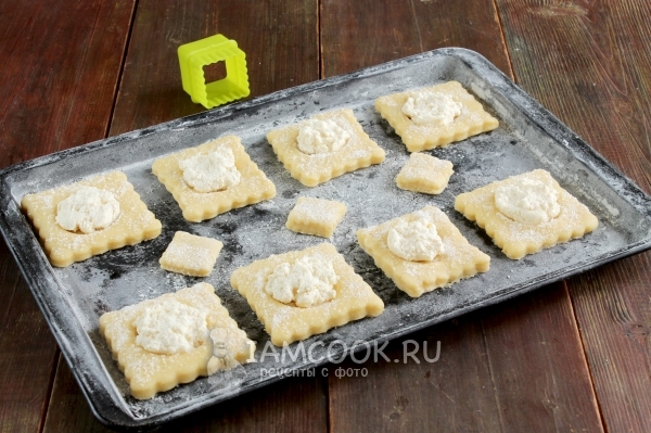 Положить заготовки печенья на противень