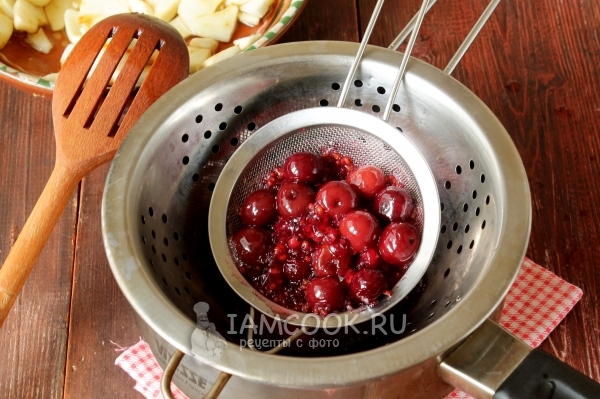 Процедить ягодный сироп