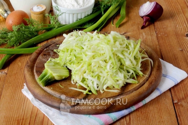 Натереть кабачок