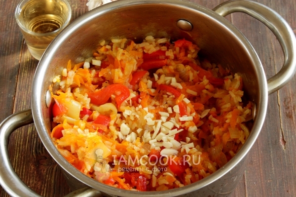 Добавить чеснок и уксус