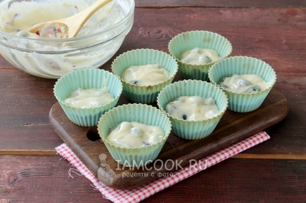 Переложить тесто в формочки