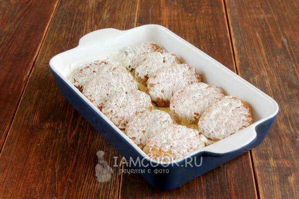 Смазать котлеты соусом