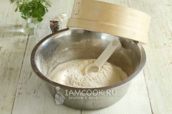 Просеять муку