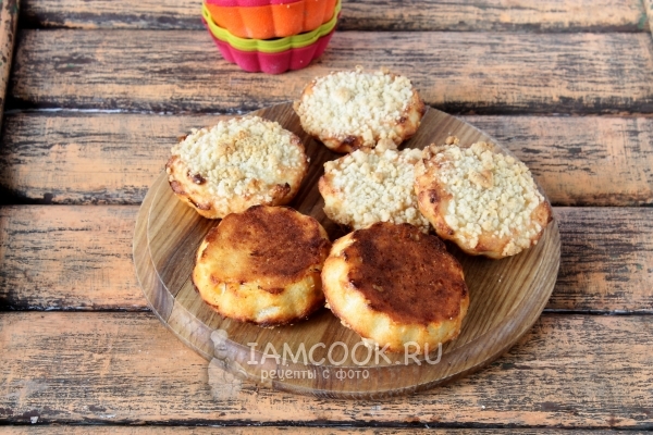 Готовые сырники со штрейзелем