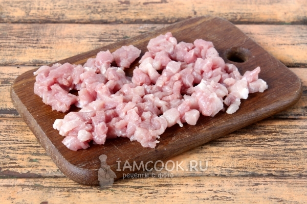 Мелко нарезать мясо