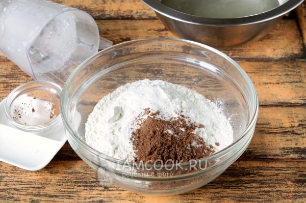 Смешать муку, соду и какао