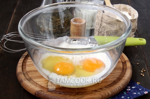 Соединить молоко, яйца, муку и соль