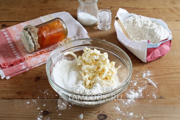 Натереть на терке масло