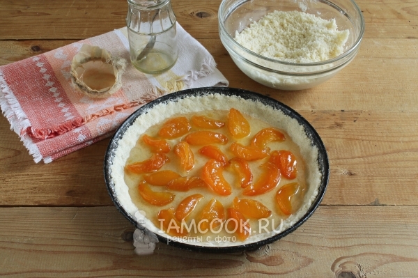 Положить на тесто варенье