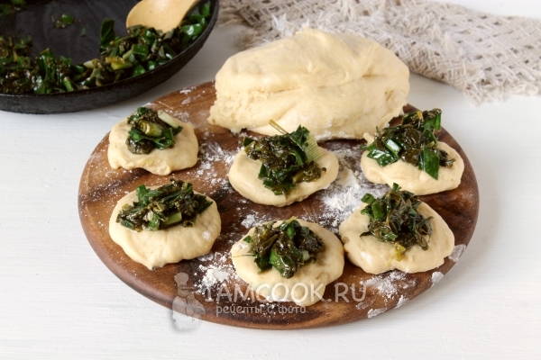 Положить на тесто начинку