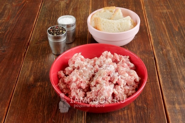 Всыпать к фаршу соль и перец