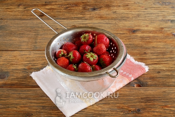 Откинуть клубнику на дуршлаг