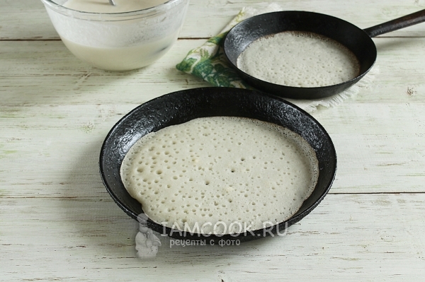 Налить тесто на сковороду