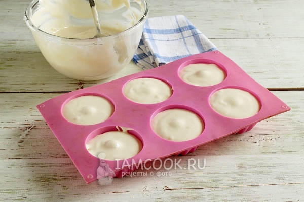 Положить тесто в формочки