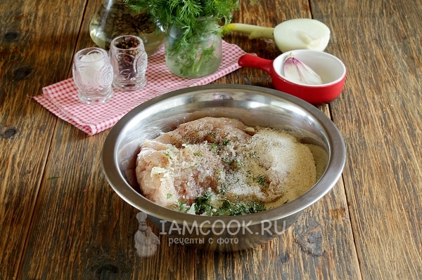 Положить манку, зелень, соль и перец