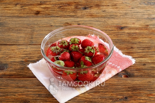 Помыть клубнику