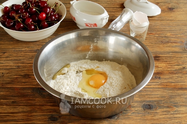 Соединить яйцо, муку, сахар и масло