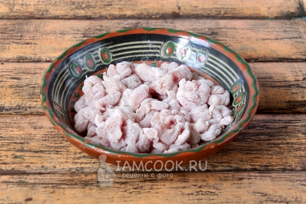 Обвалять мясо в муке с солью