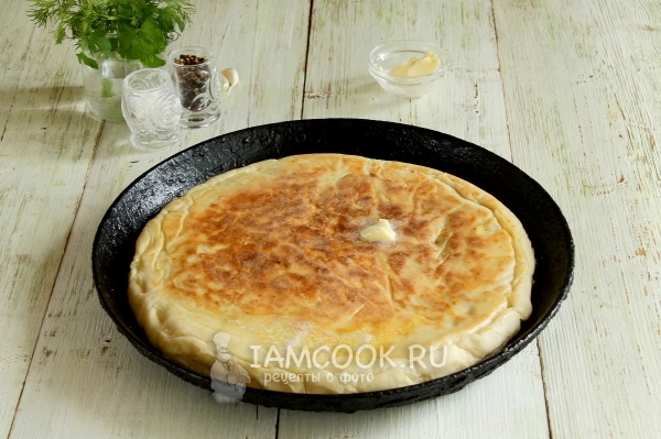 Смазать лепешку с маслом