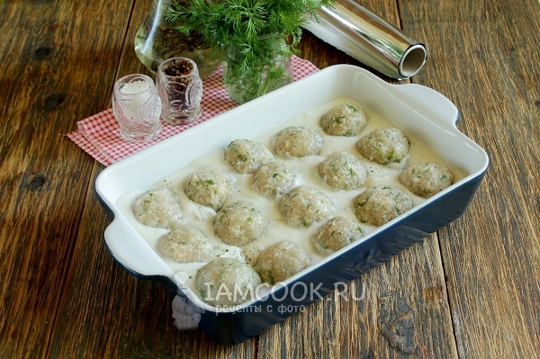 Положить тефтели в соус