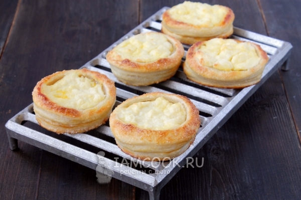 Рецепт ватрушек из слоеного теста с творогом