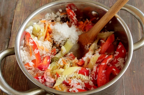 Всыпать рис и специи