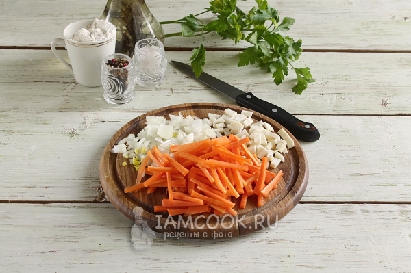 Порезать лук и морковь