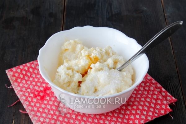 Смешать творог с сахаром и яйцом