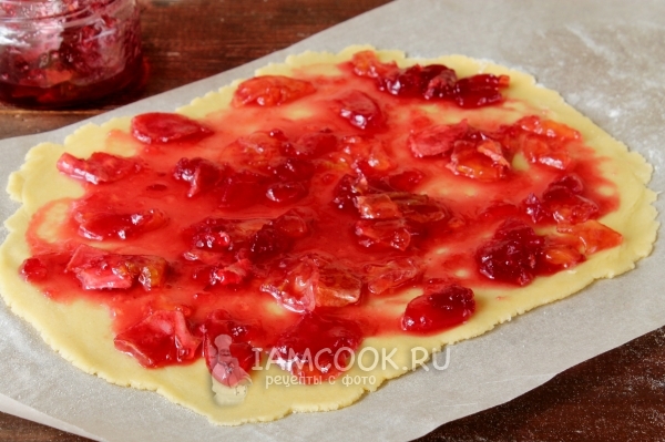 Смазать тесто вареньем