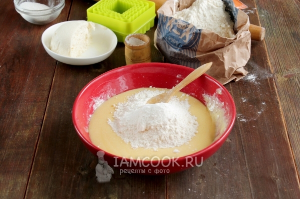 Всыпать муку, соль и соду