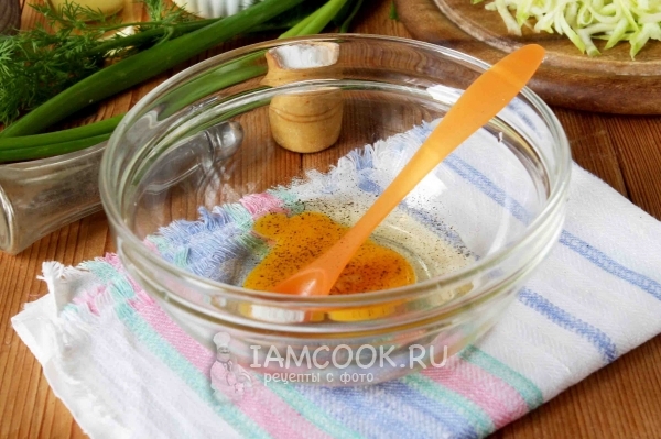 Яйцо посолить и поперчить