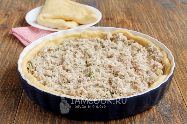 Положить на тесто начинку