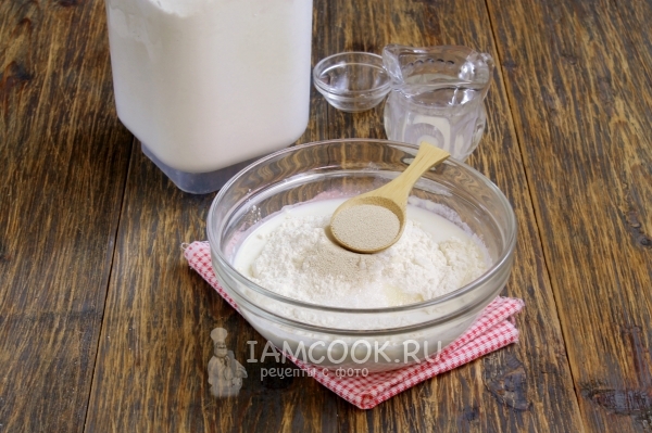 Соединить муку, молоко, сахар и дрожжи