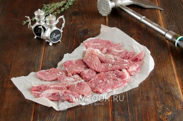 Мясо отбить, посолить и поперчить
