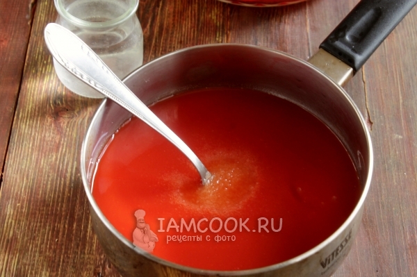 Нагреть томатный сок с уксусом и сахаром