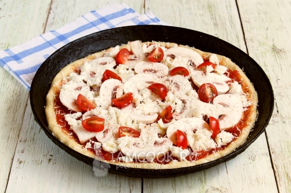 Положить четвертинки помидоров