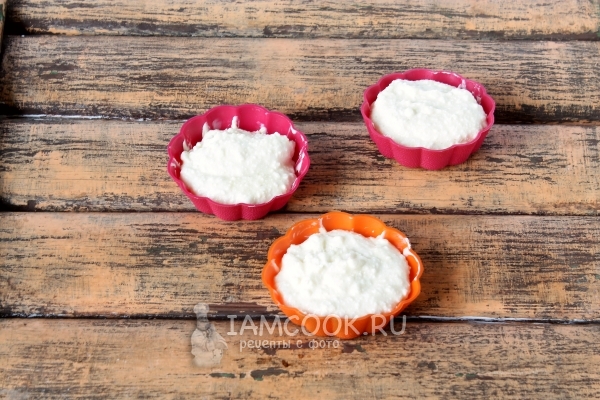 Разложить творожную массу по формочкам