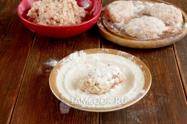 Обвалять котлету в муке