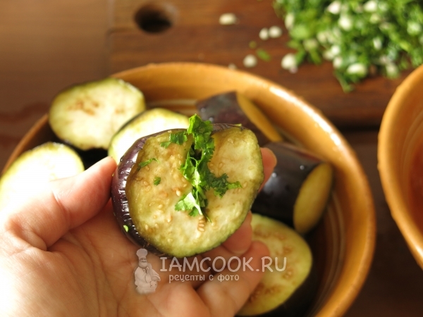 Положить в баклажан кинзу и чеснок