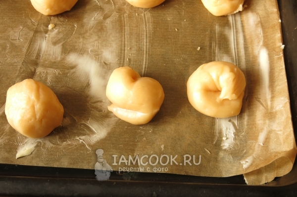 Выложить тесто на противень