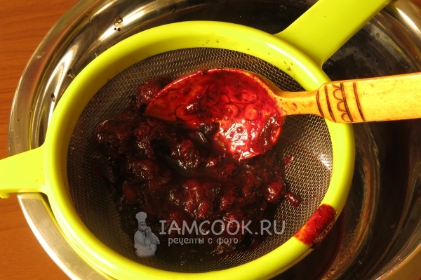 Протереть плоды терна через сито