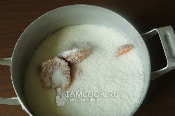 Засыпать абрикосы сахаром