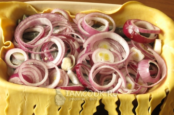 Положить кольца лука