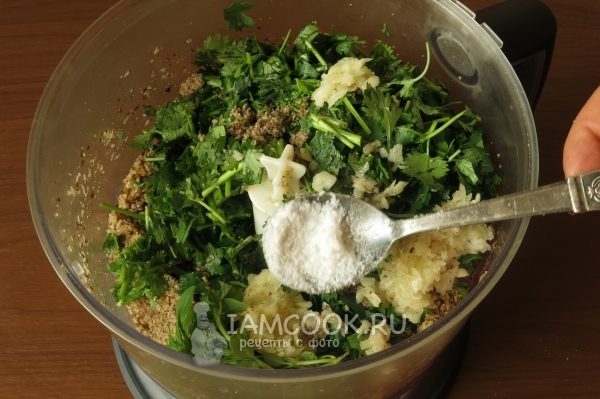 Всыпать соль и сахар