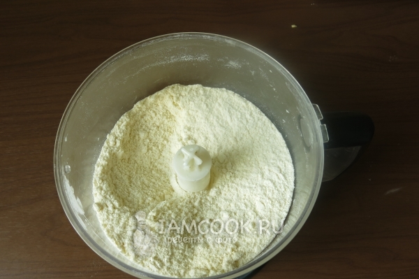 Смешать муку, масло, соль и сахар