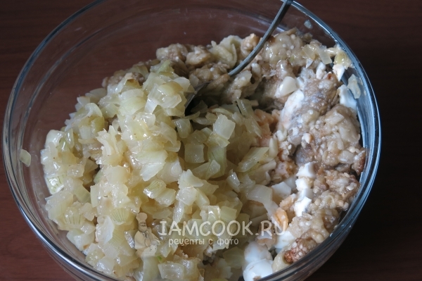 Положить лук и чеснок