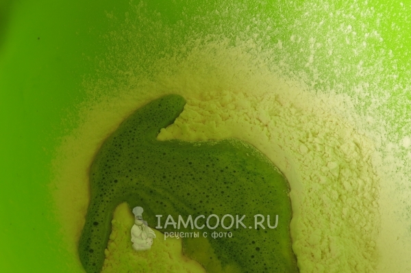 Влить крапивную массу в муку